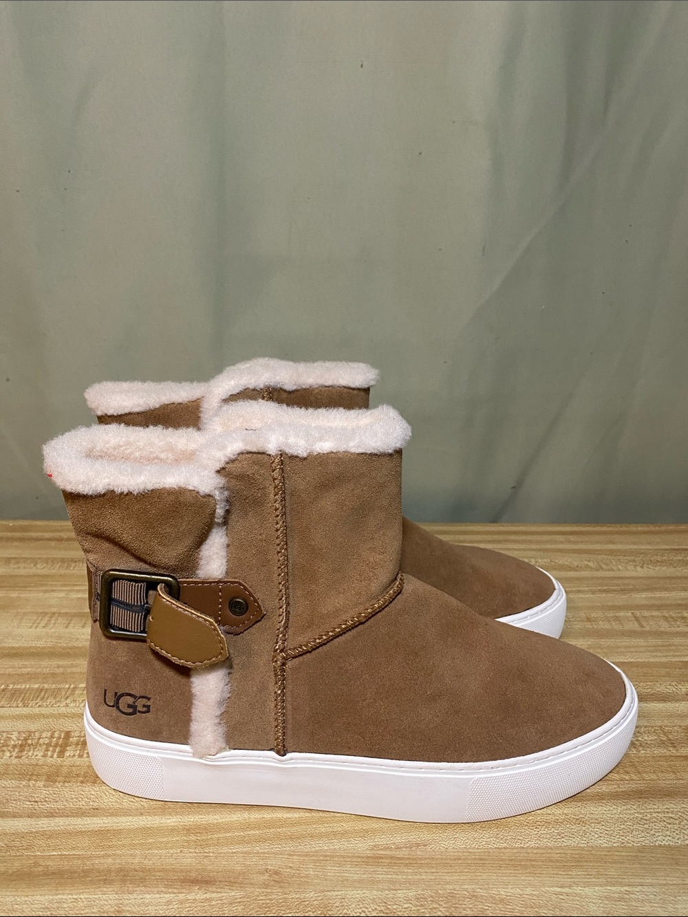 UGG Aika Women’s Casual Sneaker Style Ankle Boots Chestnut 10 NWOT